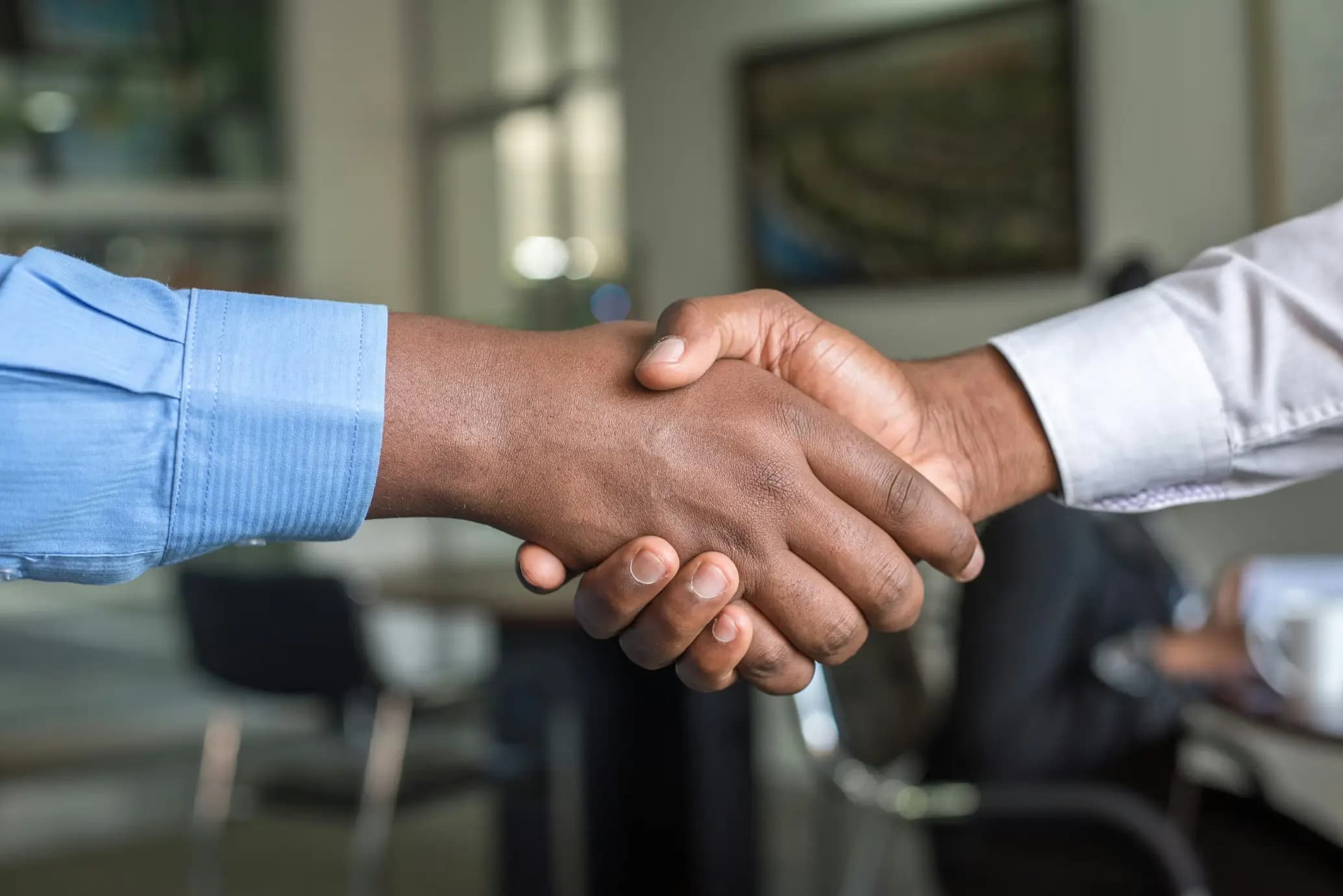 Poignée de main entre un recruteur et un candidat à l’issue d’un entretien