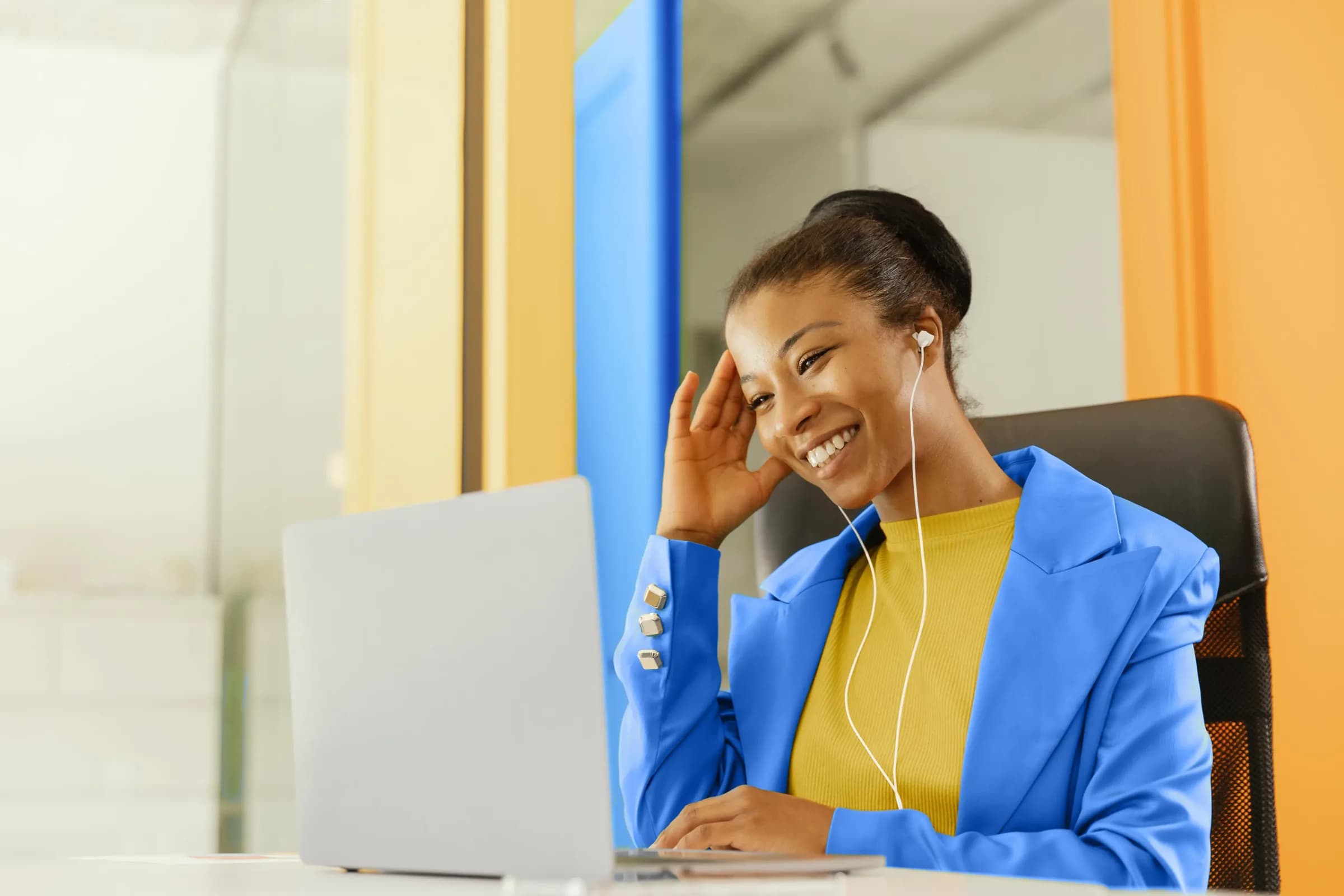 Une candidate consulte des offres d’emploi sur son ordinateur portable